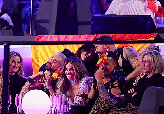 Melody y su equipo durante las votaciones de Eurovisión 2025.