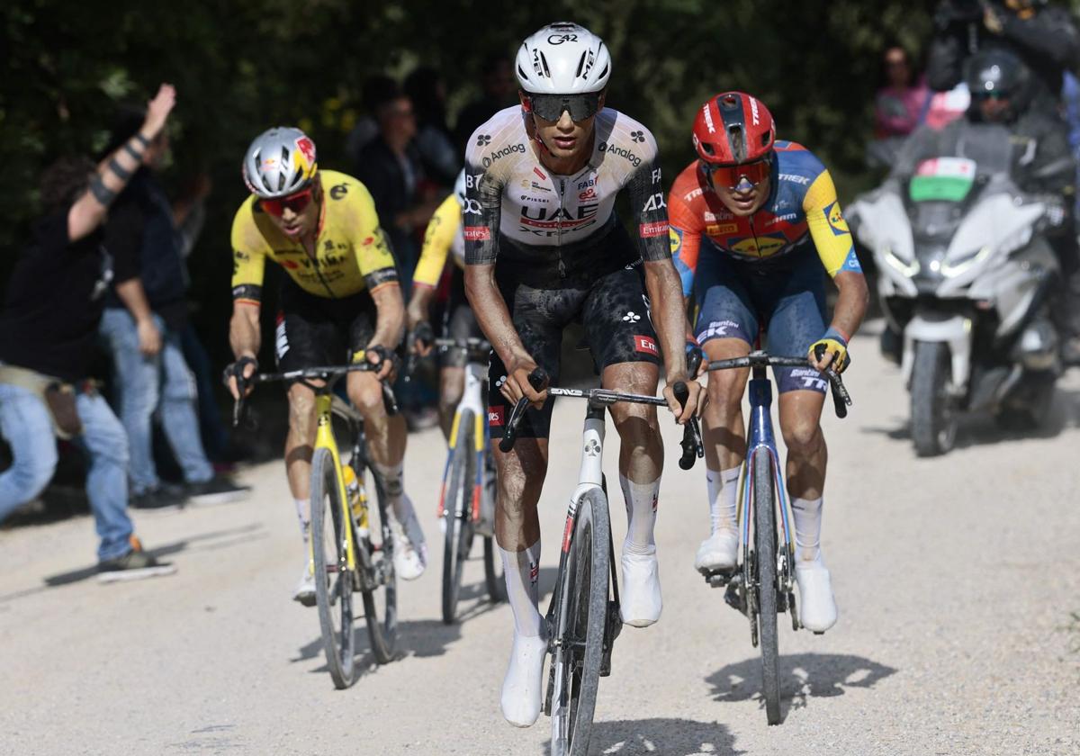 Van Aert por fin sonríe en una Strade Bianche que pone el Giro patas arriba