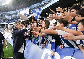 Imanol dio la vuelta al campo y saludó y dio la mano a cientos de aficionados tras el triunfo ante el Girona.