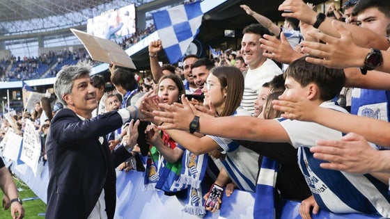 Imanol dio la vuelta al campo y saludó y dio la mano a cientos de aficionados tras el triunfo ante el Girona.