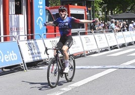 Demi Vollering celebra su victoria en la tercera etapa de la Itzulia Women que le otorga la victoria en la general.