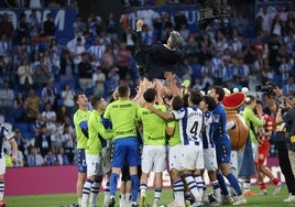 Los jugadores de la Real mantean a Imanol.