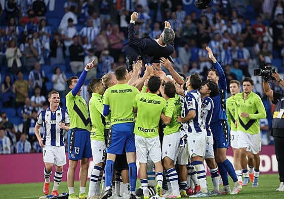 Mariezkurrena celebra el tercer gol de la Real Sociedad ante el Girona.