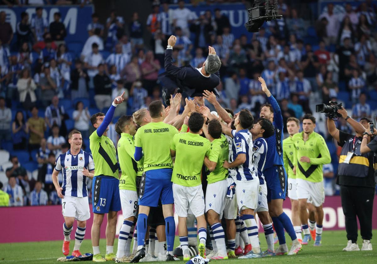 Mariezkurrena celebra el tercer gol de la Real Sociedad ante el Girona.