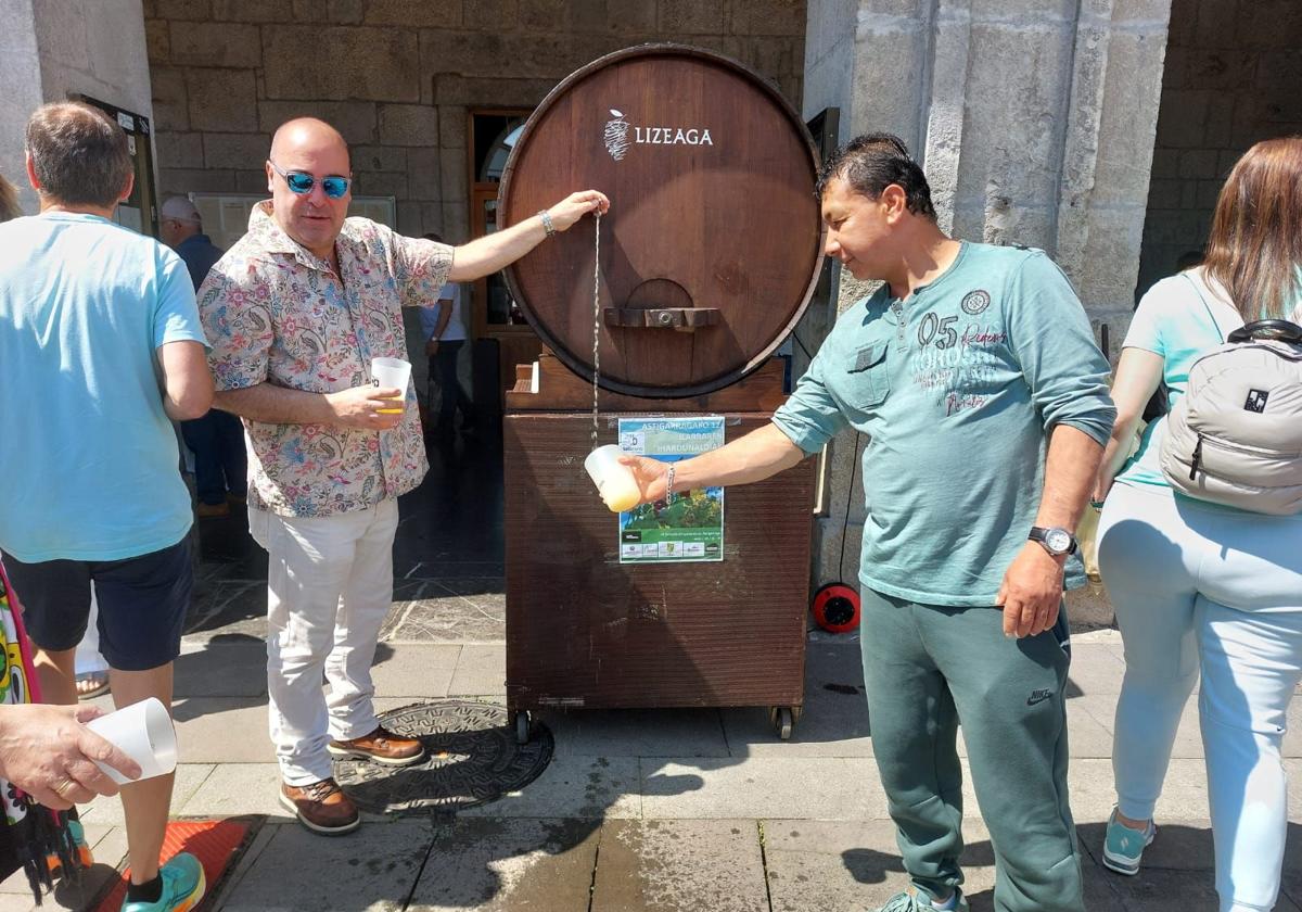 Degustación de sidra salida de una pequeña kupela.