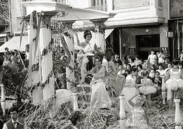 Una carroza de la cabalgata de Pentecostés, con su 'reina' y damas.