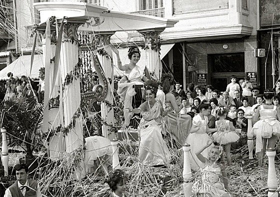 Una carroza de la cabalgata de Pentecostés, con su 'reina' y damas.