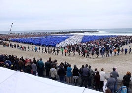Iniciativa en favor del derecho a decidir en la playa de la Zurriola de Donostia en diciembre de 2021.