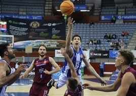 Mateo Díaz hace una bandeja contra Obradoiro.