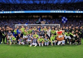 Jugfadores y staff posaron juntos con la Grada Zabaleta de fondo tras el encuentro ante el Girona