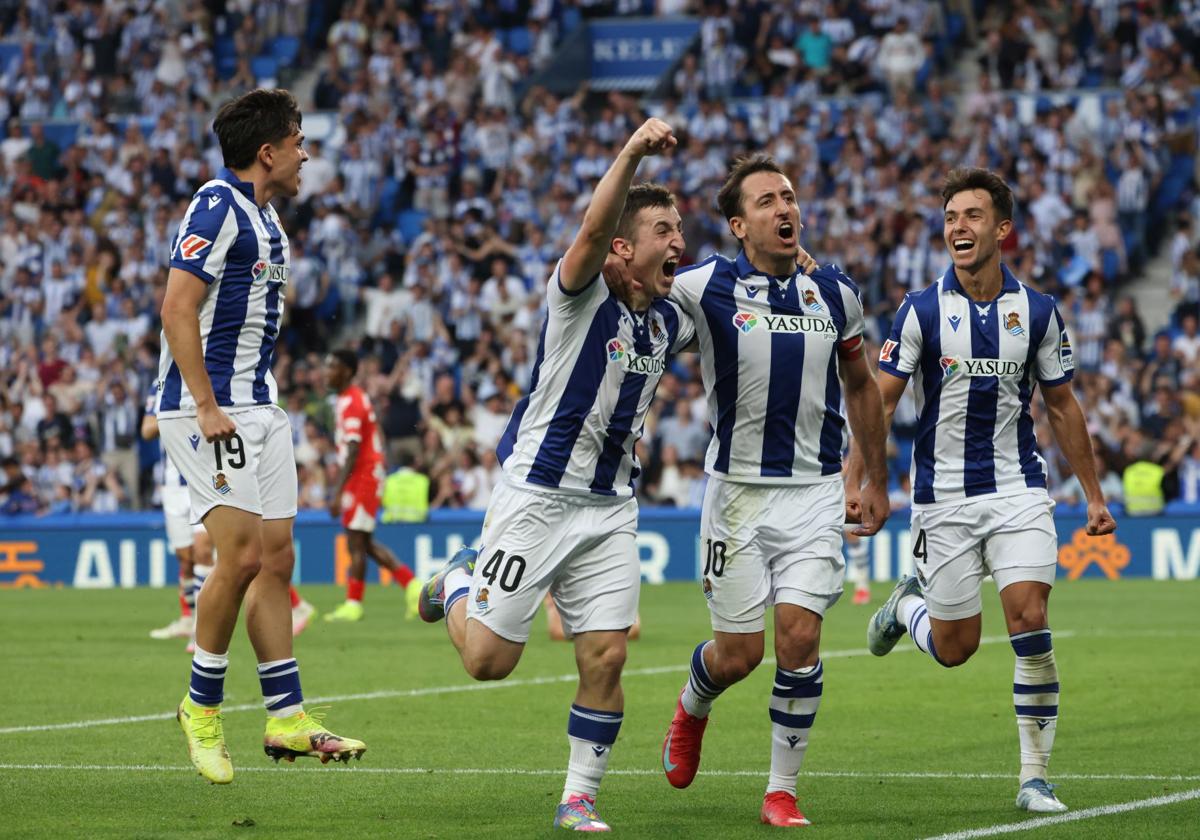 Mariezkurena, Oyarzabal y Zubimendi celebran un tanto.