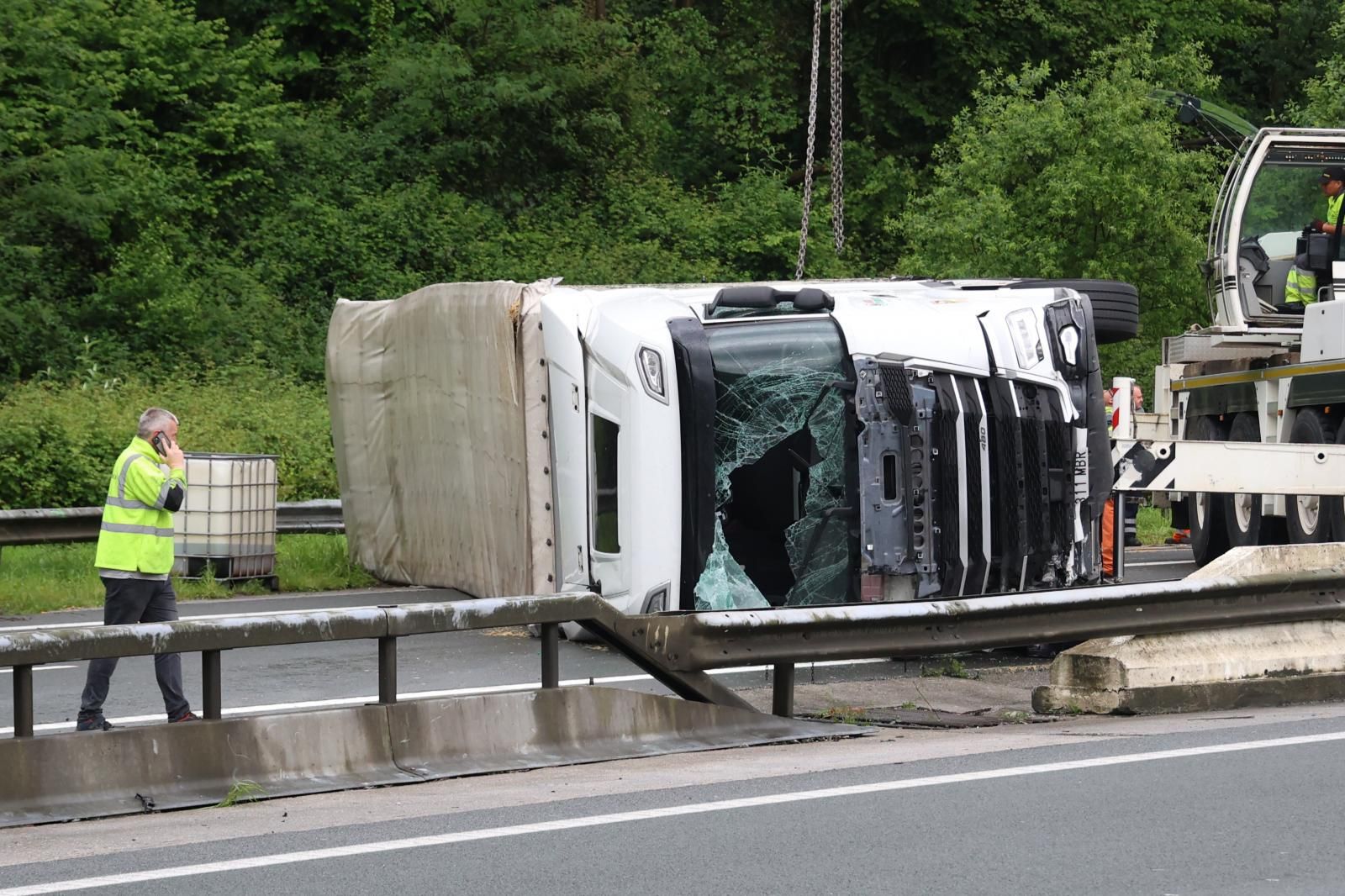 Largas colas en la N-I en Legorreta tras el accidente de un camión