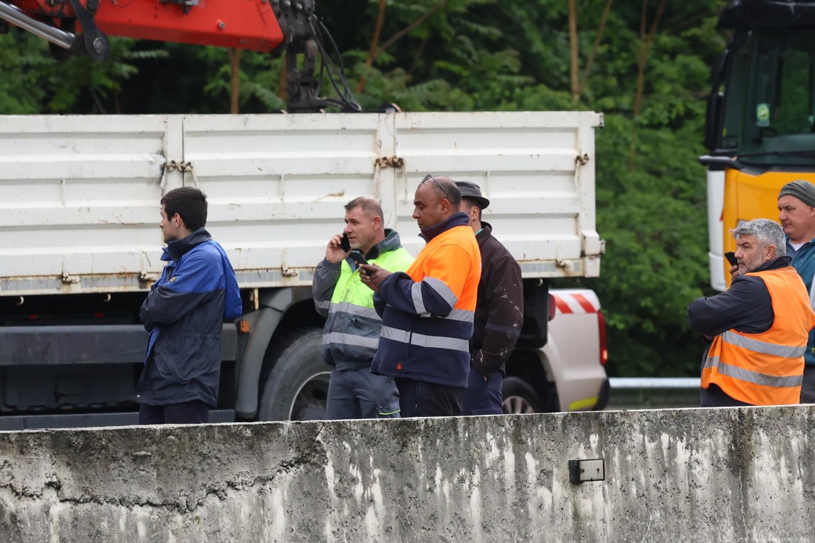 Largas colas en la N-I en Legorreta tras el accidente de un camión