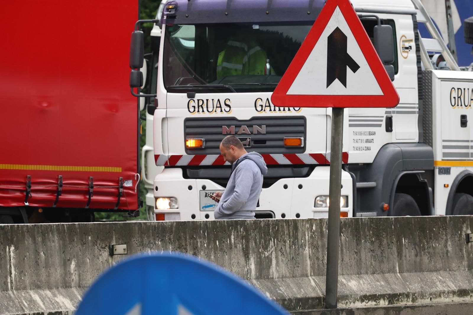 Largas colas en la N-I en Legorreta tras el accidente de un camión