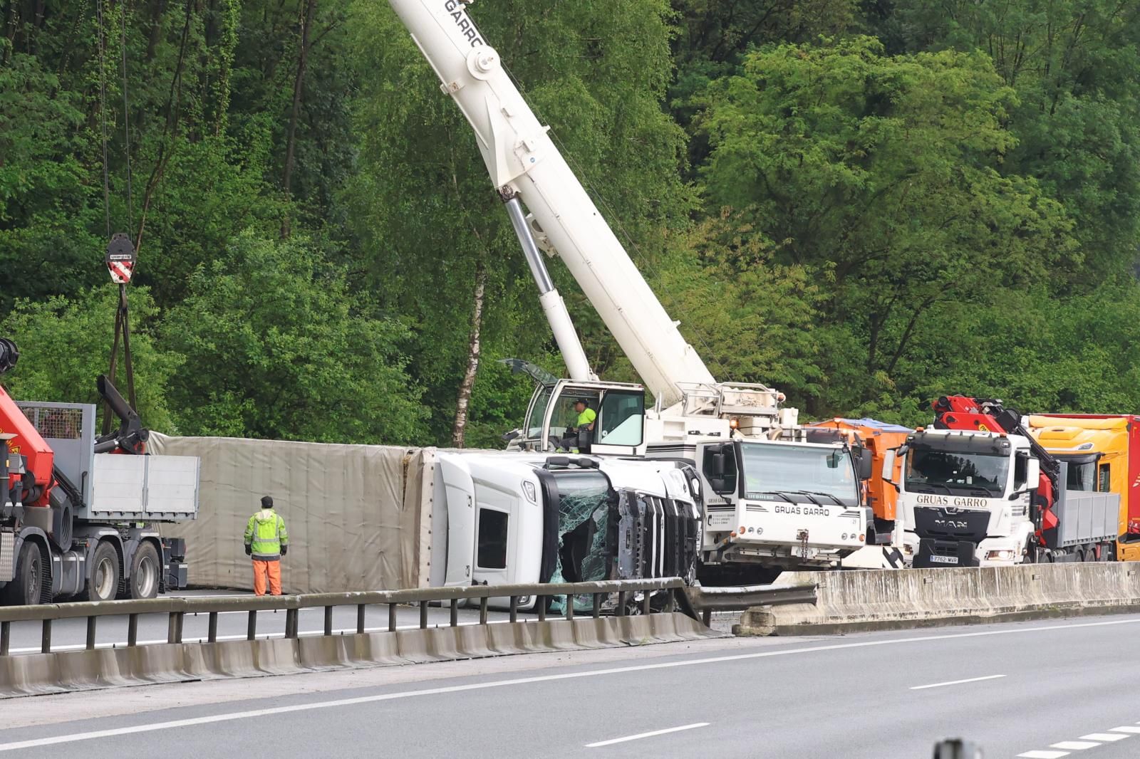 Largas colas en la N-I en Legorreta tras el accidente de un camión