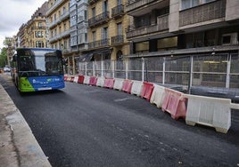 Un autobús de Dbus circulando por la calle Easo en 2020.