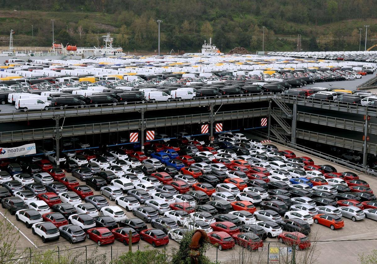 Coches en el muelle de carga del Puerto de Pasaia.