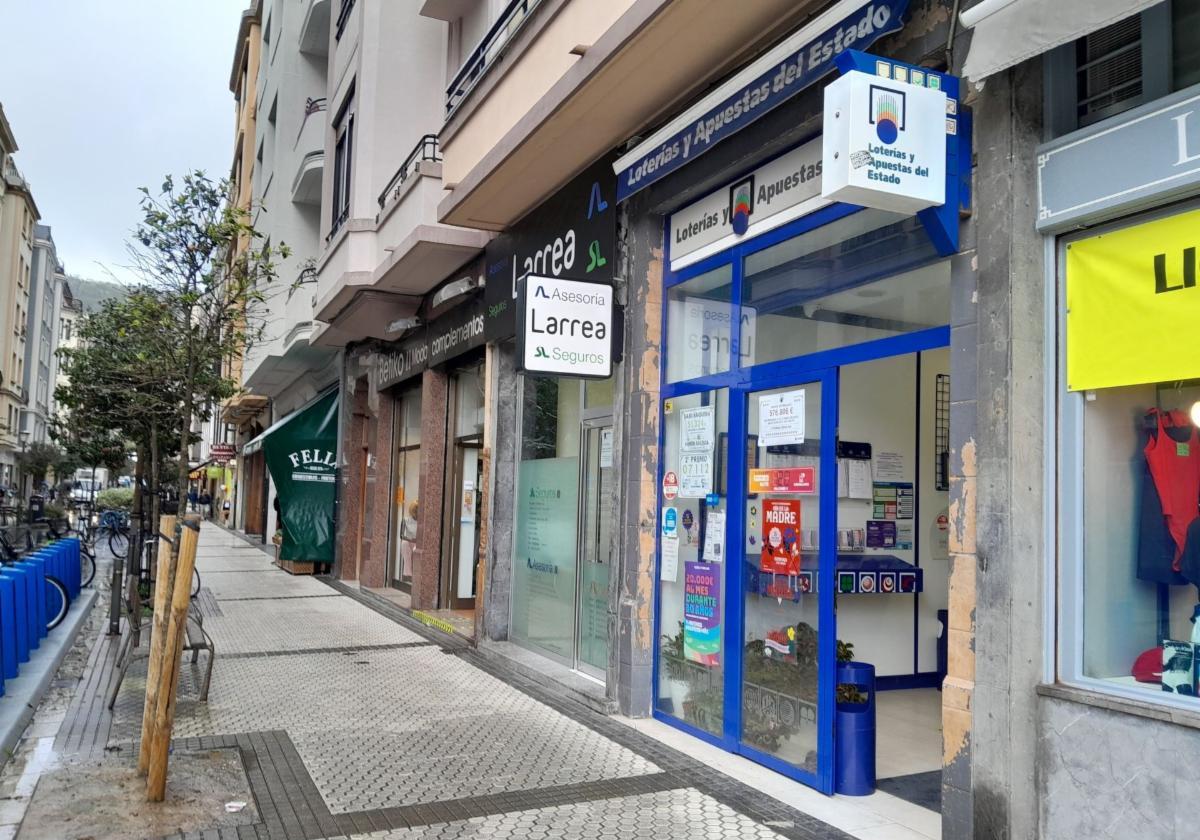 Exterior de la administración de loterías ubicada en la calle San Francisco 24 de Donostia.