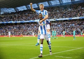 Odegaard e Isak celebran un gol del sueco al Barcelona en la temporada 2019/2020.