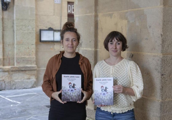 Mariñe Arbeo eta Goiatz Labandibar, liburuaren aurkezpenean.