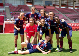 Las jugadoras posan n el campo del Sevilla