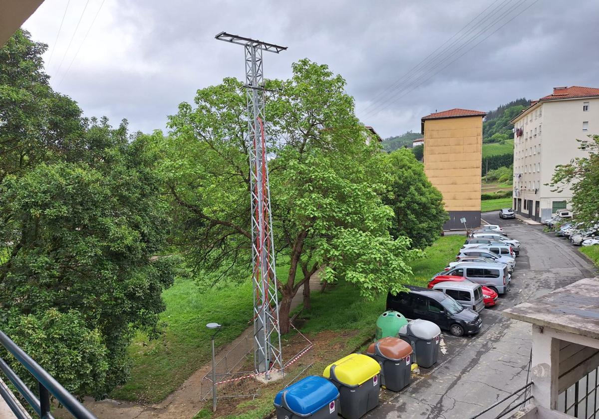 Imagen del poste instalado en Txalon Erreka.