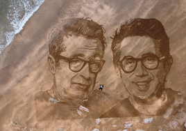 Los rostros de Buenafuente y Berto, en una playa de Gipuzkoa: arte efímero que sorprende a los vecinos