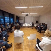 Vecinos de Donibane en una reunión celebrada en 2021 para valorar el proyecto de saneamiento presentado por la Diputación.