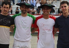 Los triunfadores de la tarde junto a Joanes Balenciaga y Xabier iturralde. Este último recibió también un reconocimiento por parte de Kalian Gora.