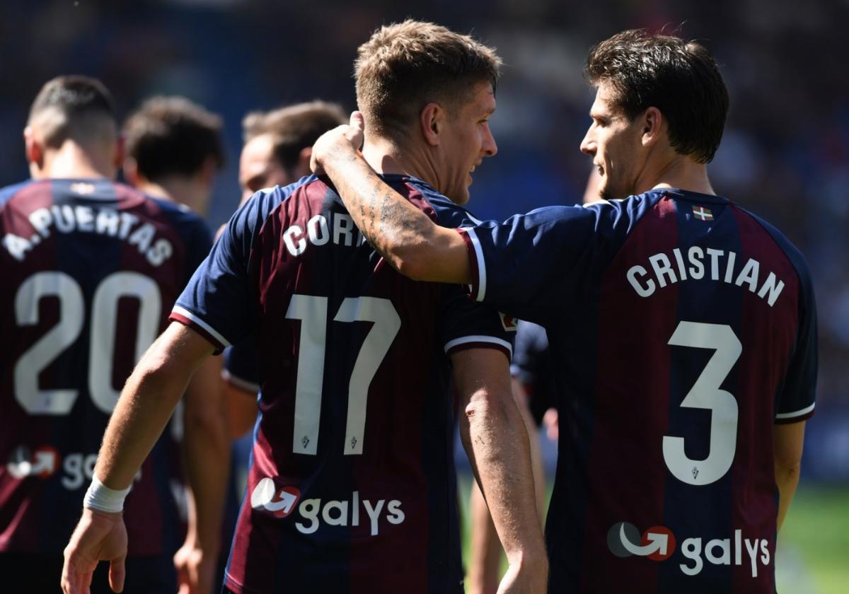 Corpas celebrando el gol de la victoria ante el Burgos junto a sus compañeros.