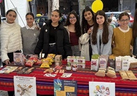 Componentes de las ONGs eibarresas tomaron parte en la venta de productos de comercio justo.