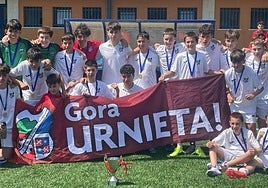 Conjunto infantil de fútbol del UKE que ha logrado el título.