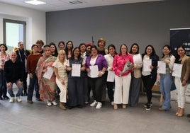 Paricipantes de la iniciativa durante la recogida de los diplomas, junto a las autoridades locales.