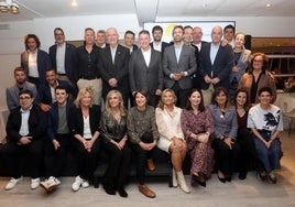 Galardonados y patrocinadores de los Gastronomika Sariak BMW Lurauto 2025 posan en la foto de familia que puso punto final a la cena celebrada en el Tenis Ondarreta.