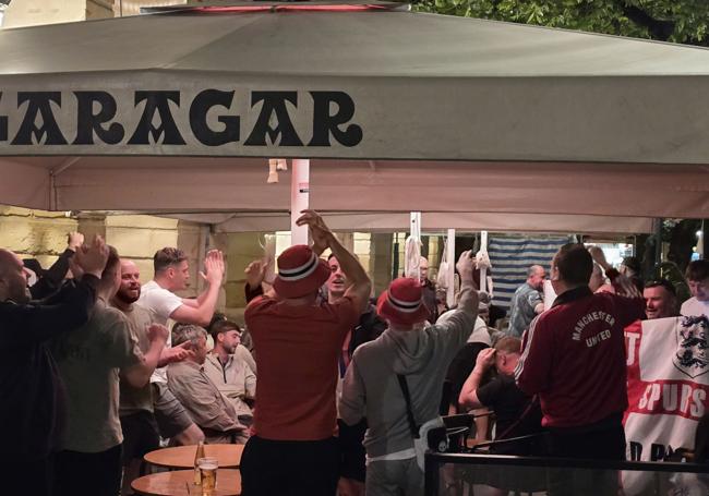 Aficionados ingleses beben y cantan en una terraza del Boulevard.