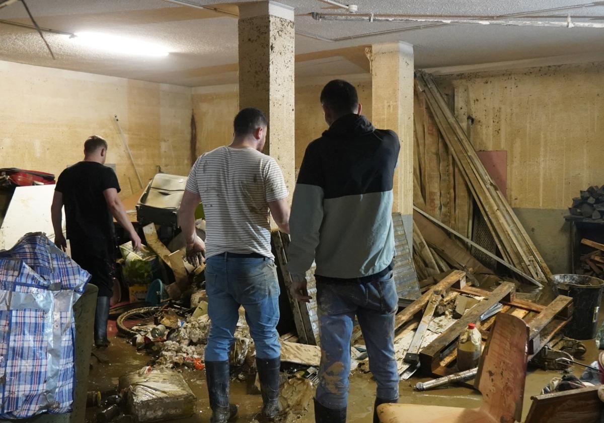 Jornada de limpieza en Gabiria tras la inundación