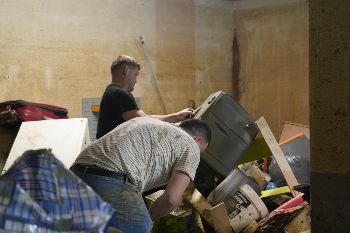 Jornada de limpieza en Gabiria tras la inundación