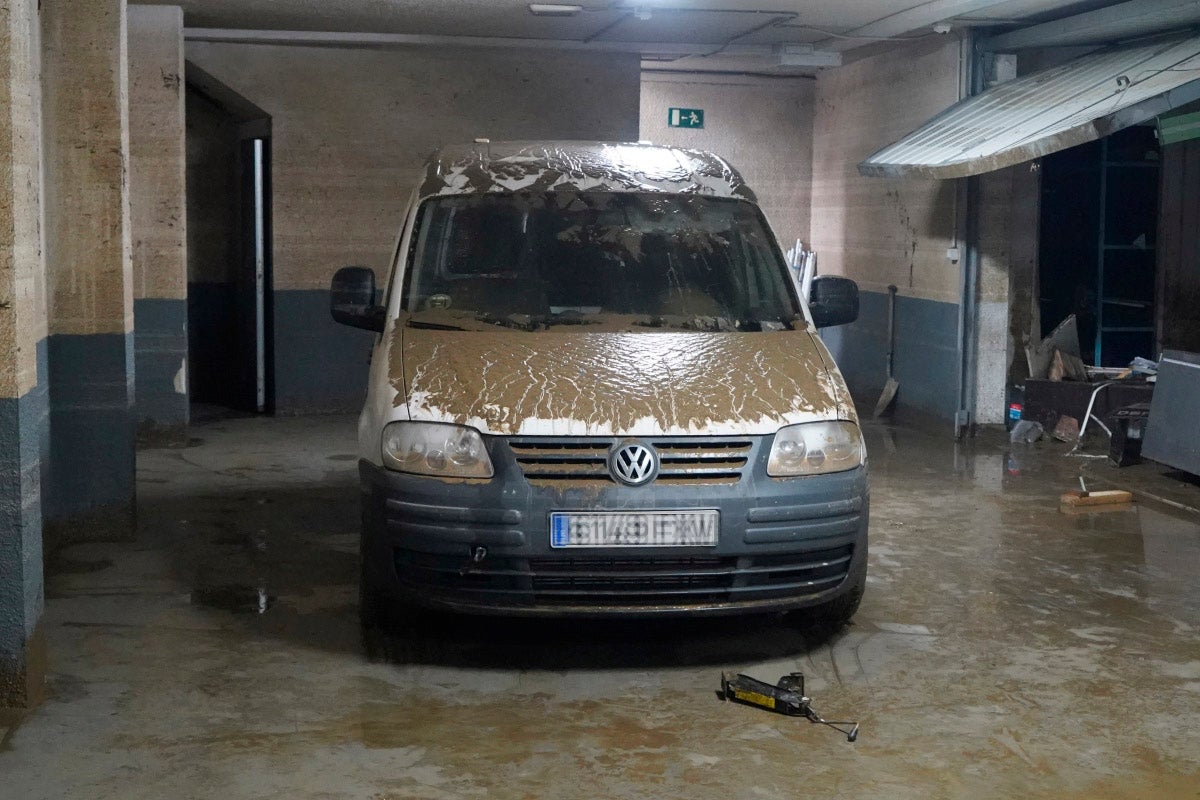 Jornada de limpieza en Gabiria tras la inundación