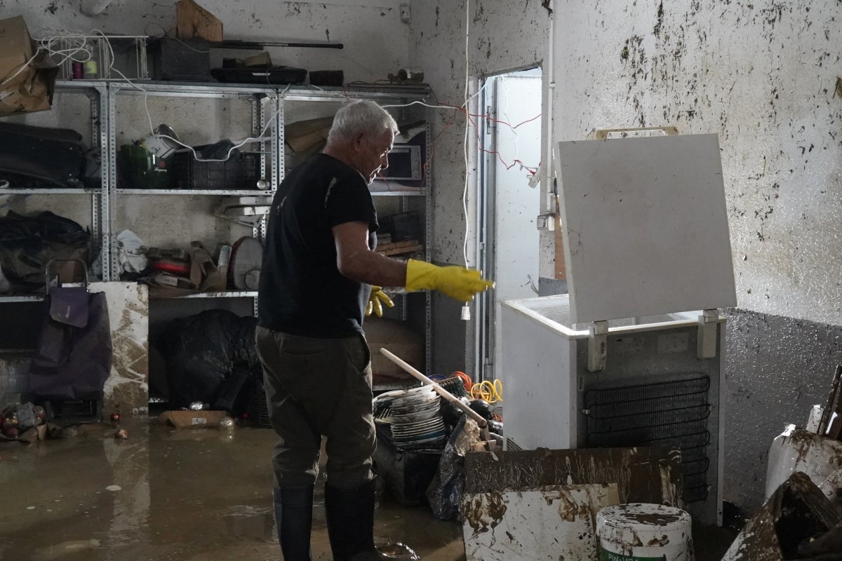 Jornada de limpieza en Gabiria tras la inundación