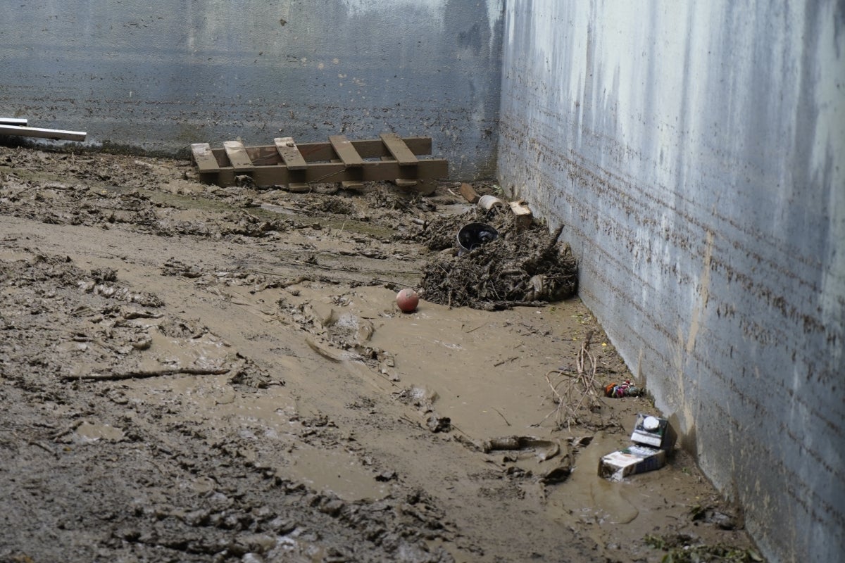 Jornada de limpieza en Gabiria tras la inundación