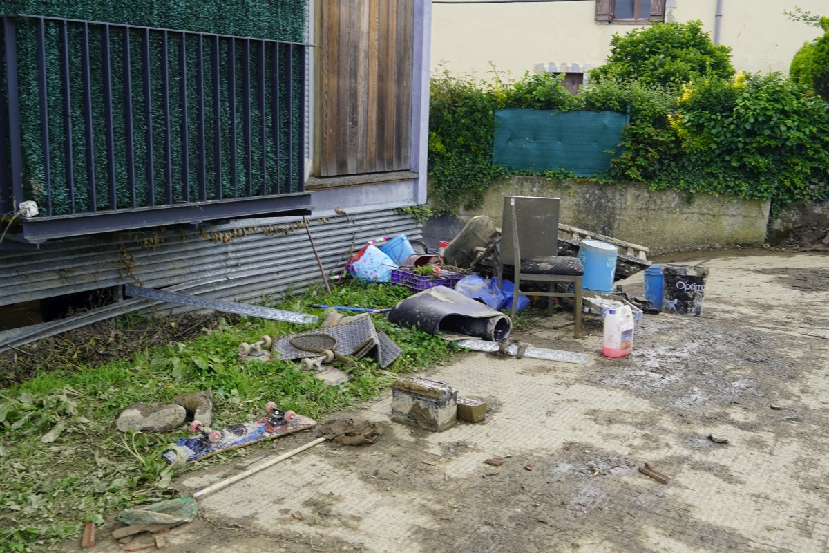 Jornada de limpieza en Gabiria tras la inundación