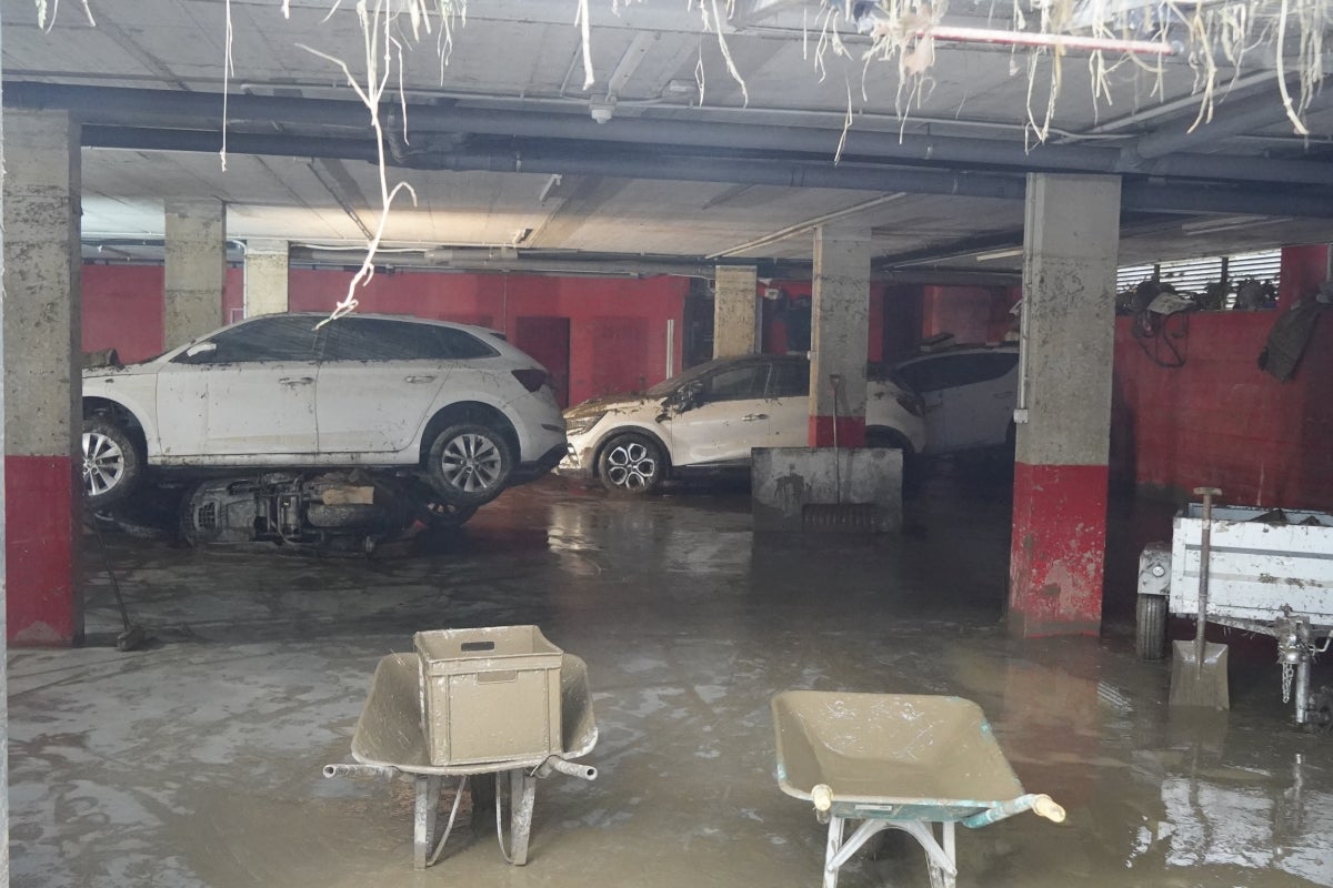 Jornada de limpieza en Gabiria tras la inundación