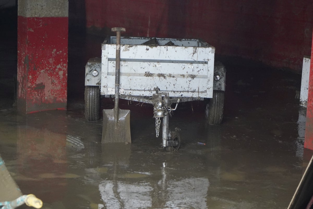 Jornada de limpieza en Gabiria tras la inundación