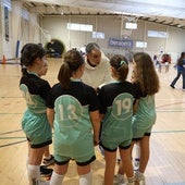 Un entrenador sin relación con la información alecciona a sus jugadoras en un partido de deporte escolar en un polideportivo de Donostia.