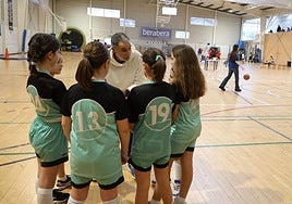 Un entrenador sin relación con la información alecciona a sus jugadoras en un partido de deporte escolar en un polideportivo de Donostia.