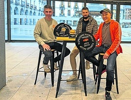 Los organizadores, con las dos txapelas en juego.