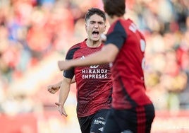 Gorrotxategi celebra uno de sus cuatro goles con el Mirandés