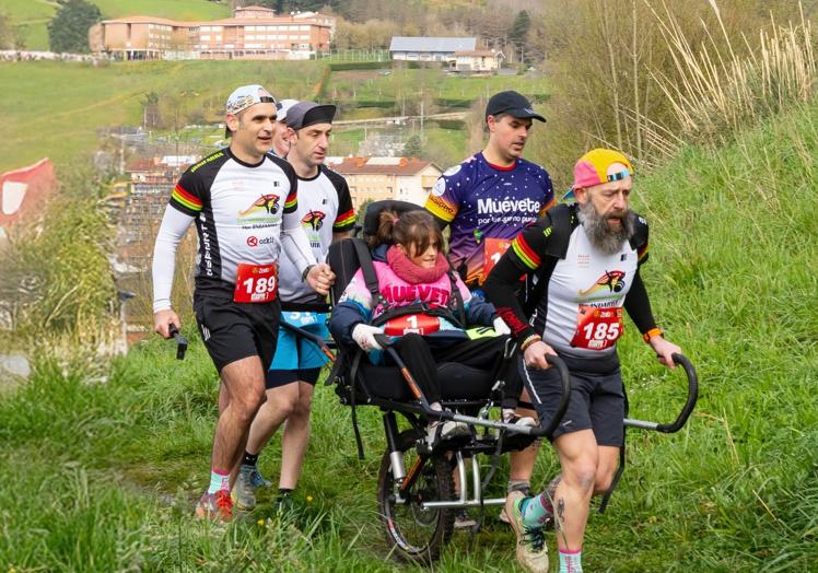 Erin y Endika en plena subida a Beloki junto a diversos voluntarios