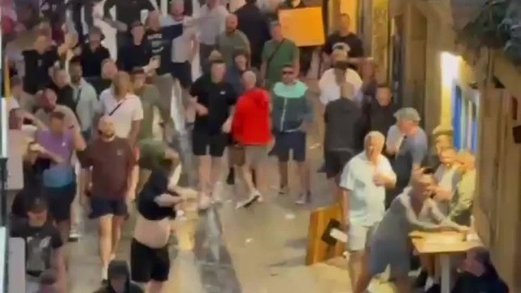 Los hinchas ingleses generan incidentes en la Parte Vieja de San Sebastián