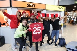 Aficionados del Manchester United en su llegada ayer al aeropuerto de Hondarribia.